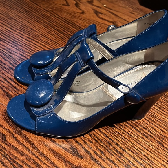 TAHARI Open Toe Heels - Picture 3 of 9